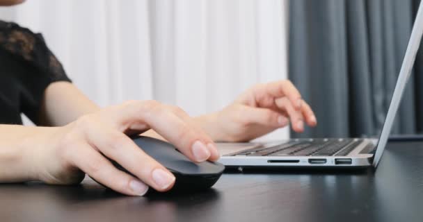 Onherkende vrouw handen werken op laptop toetsenbord en muis. Close-up van vingers typen op computer toetsenbord — Stockvideo