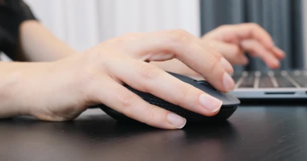 Vrouw hand met computermuis, extra close-up. Vrouwelijke vingers typen op laptop toetsenbord en muis op kantoor. Bedrijfsconcept — Stockvideo