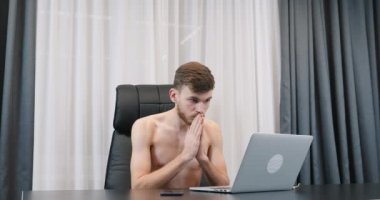 Adam ofiste dökülen dolar banknotlarını topluyor. Düşen parayla gülümseyen mutlu bir erkek. Genç patron modern ofis masasında oturuyor ve Amerikan dolarları etrafa saçılıyor.