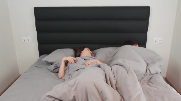 Timelapse de couple féminin et masculin couché et relaxant sur le lit. Caucasien jeune couple sur lit gris à la maison — Video