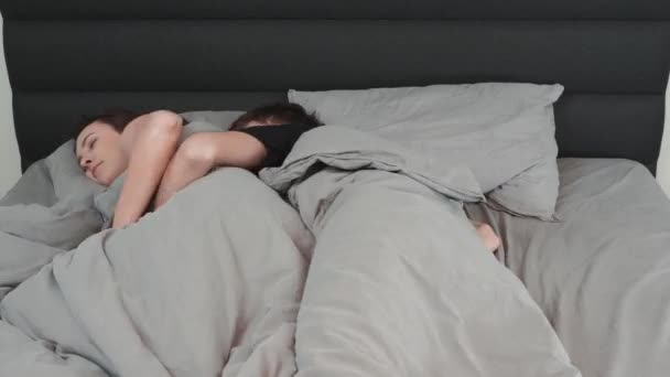 Młoda kobieta i mężczyzna śpiący razem w łóżku, timelapse. Rodzinna para leżąca w łóżku i śpiąca. Żonaty szczęśliwy dorosły para śpi w sypialni, timelapse — Wideo stockowe