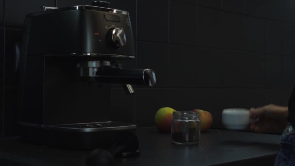 コーヒーの準備、コーヒーマシンの閉鎖。女性の手はコーヒーマシンにカップを挿入します。飲食の概念 — ストック動画