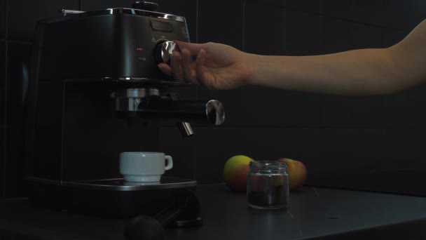 Кофейная машина для приготовления кофе на домашней кухне. Закройте руки, готовя кофе с помощью кофемашины. Концепция продуктов питания и напитков — стоковое видео