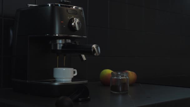コーヒーマシンでコーヒー準備プロセスの終了.コーヒーマシンを使用してコーヒーアメリカーノを作るバリスタ. — ストック動画