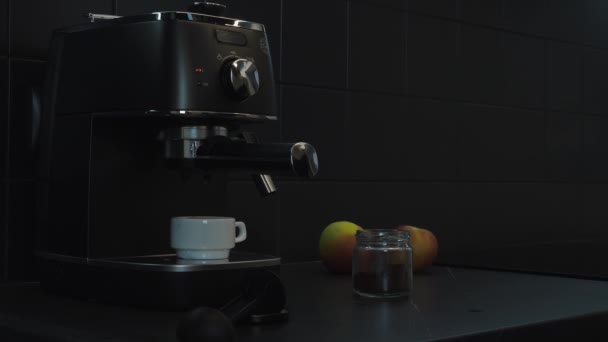 女人的手从咖啡机里拿着咖啡关闭现代咖啡机。食品和饮料概念 — 图库视频影像
