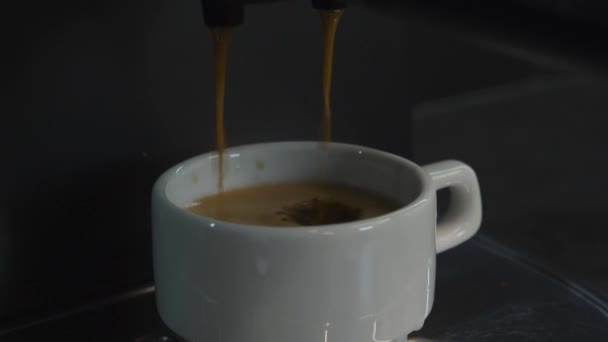 Primer plano de taza blanca llena de café expreso. Preparación del café — Vídeos de Stock