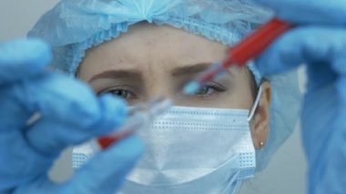 Coronavirus aşısı için 2019-nCoV COVID virüsü numunesi alan koruyucu donanımlı bir doktor. Enjeksiyon için şırıngası olan kadın hemşire. Genç bir laboratuar viral hastalıkların önlenmesi için kan örnekleri alıyor.