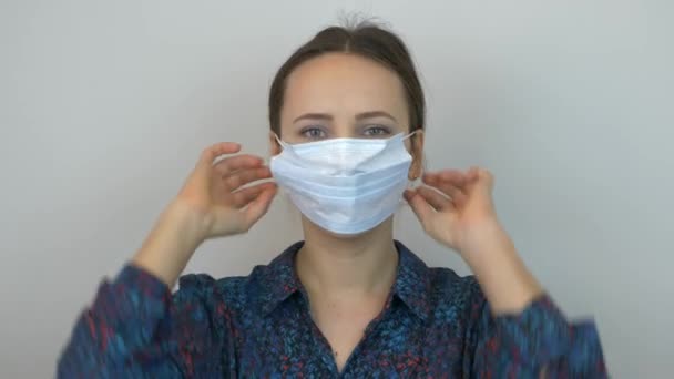 Mulher em máscara médica protetora usando higienizador de mão para reduzir o risco de contrair e espalhar infecção. Pânico de vírus epidémico, perigo de pandemia de coronavírus. Quarentena . — Vídeo de Stock