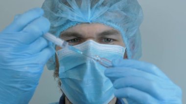 Genç bilim adamı Covid 19 aşısı için örnekler, Coronavirus aşısı 2019-nCoV COVID virüsü için. Aşı numuneleriyle tıbbi tüpleri tutan bir adam. Önleyici ilaçlar