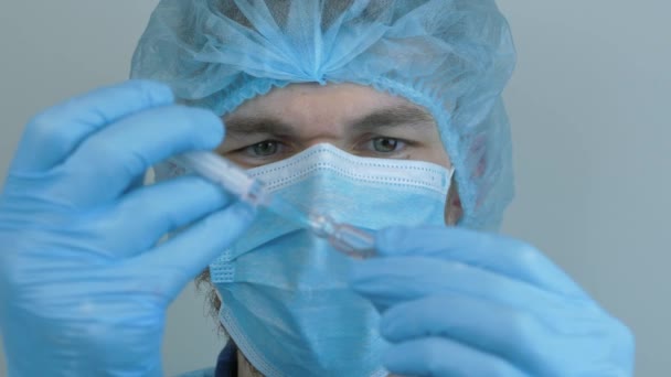 Vaccin curatif contre le coronavirus. Médecin masculin tenant une seringue avec le vaccin nCoV Coronavirus pour le virus COVID 2019-nCoV. Homme scientifique tenant une seringue avec des médicaments injectables pour la prévention des infections virales — Video