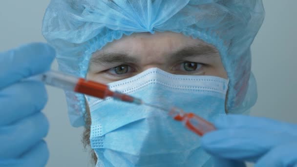 Científico varón sosteniendo tubo con vacuna contra el coronavirus para el virus COVID 2019-nCoV. Hombre preparando jeringa para inyección para la prevención de infecciones por virus. Laborant sostiene tubo de ensayo con medicamentos preventivos — Vídeo de stock