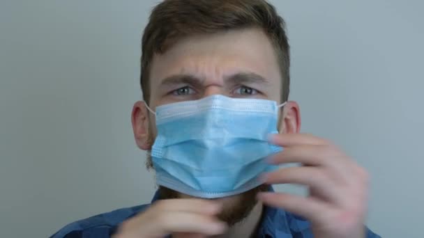 Coronavirus infizierter Mann hustet. Porträt eines jungen kaukasischen Mannes, der hustet. Grippeepidemie. Virenschutz. Pandemie. Coronavirus. Covid-19 — Stockvideo