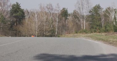 Bisikletçi yokuş yukarı bisikletle gidiyor. Dışarıda bisiklet süren bir kadın. Kadın triatloncu bisikletçilik ve sıkı çalışma. Bisiklet süren kasklı bir kız. Triatlon konsepti