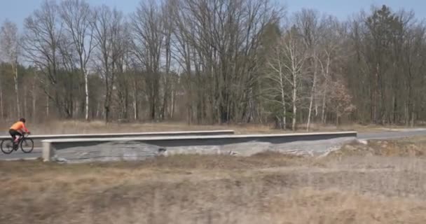 Ženská atletka na silničním kole. Žena jezdí sama. Triatlet šlape na kole. Cyklistika a triatlon koncept — Stock video