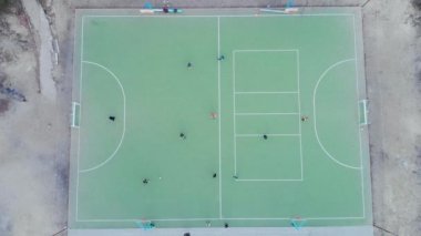 Futbol sahası, hava aracı atışı. İnsanlar futbol oynuyor. Spor konsepti