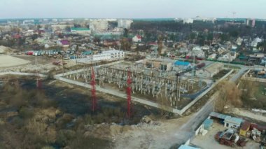 Elektrik direği istasyonu ve elektrik hatları. Elektrik santrali. Enerji santrali. Dönüşüm istasyonu, hava manzarası. Kablolar ve kablolar. Yüksek voltajlı elektrik santrali