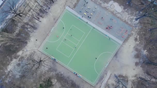 Campo de fútbol desde la vista de pájaro. Partido de fútbol, vista aérea. Vista de arriba hacia abajo del campo de fútbol y equipos jugando. Concepto deportivo — Vídeos de Stock