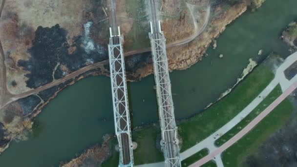 Pohled shora dolů na moderní železniční most. Zvýšené koleje, výhled na vzdušné drony. Prázdné rovné železnice přes řeku — Stock video