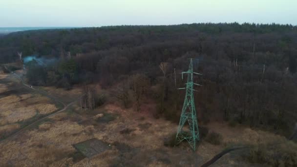 Línea de energía en el bosque. Torre de alto voltaje, vista aérea. Concepción de eficiencia energética. Torre de transmisión. Pilón de electricidad — Vídeos de Stock