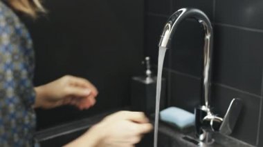 Yıkanan kişi ellerini köpükle yıkar ve derisini temizler. Coronavirus salgını önleme sabunla ellerini yıkar. El dezenfektanını sıkça kullanan, parmaklarını ovuşturan kadın elleri.