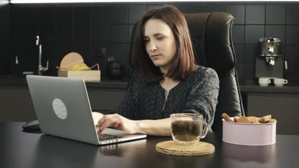 Mujer dejar de usar el ordenador portátil en la cocina. Feliz cuaderno de trabajo final femenino en casa. Retrato de una persona sonriente cerrando el portátil en el lugar de trabajo. Empresaria terminar el trabajo en el cuaderno en casa — Vídeo de stock