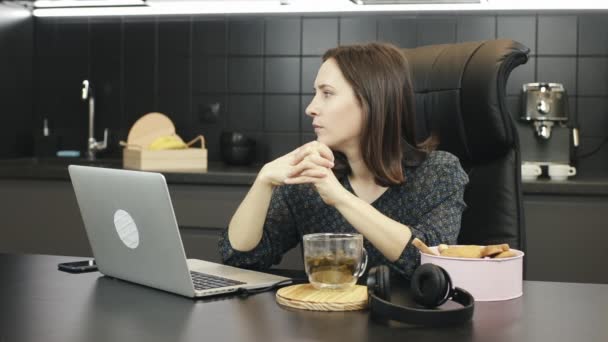 Omtänksam affärskvinna förlorade i tankar på jobbet med bärbar dator. Allvarlig pensiv kvinna tittar bort tänka på problemlösning på jobbet och söka efter nya idéer sitter på arbetsplatsen — Stockvideo