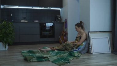 Kadın evde dizüstü bilgisayarla çalışıyor. Freelancer ev stüdyosunda çalışıyor.