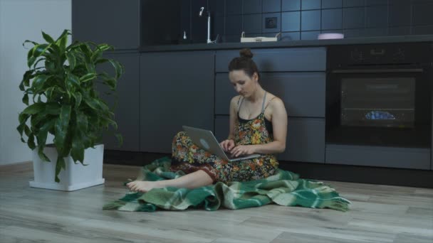 Ritratto di donna sorridente durante il lavoro a casa. Studente femminile che guarda corsi di formazione online sul computer portatile a casa. Quarantena. Studio a domicilio — Video Stock