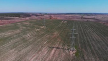 Yüksek voltajlı elektrik hatlarının havadan görünüşü. Kablolar ve kablolar. Yüksek voltajlı elektrik direkleri. Enerji verimliliği kavramı