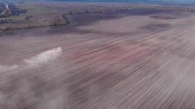 Tarlada çalışan tarım traktörü. Döner harrow sabanla tarım traktörü ekim için arazi hazırlıyor. Tarım kavramı