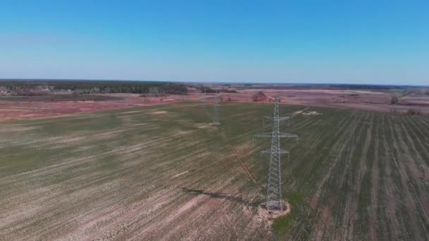 Elektrische pyloon en elektriciteitsleidingen in het veld. Onderstation voor energie. Transformatiestation. Kabels en draden. Elektrische hoogspanningsleidingen. Energiecentrales. Stroomleidingen van vogelogen bekijken — Stockvideo