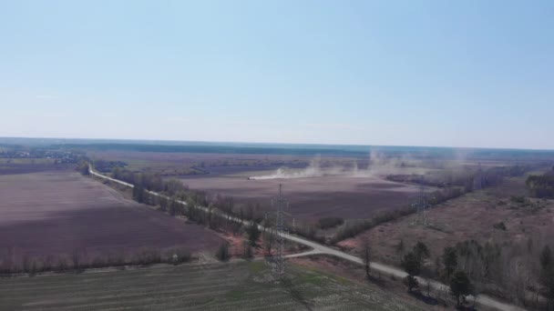 Vista aérea de campos con tractor agrícola. Sembrar campos de cultivos agrícolas. Concepto agrícola — Vídeo de stock