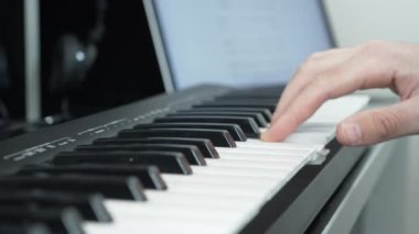 Elektrikli Midi piyano klavyesinde çalan eller. Müzik konsepti