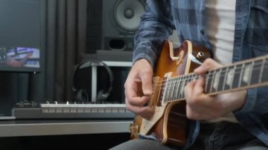 Evde müzik stüdyosunda elektro gitarla çalan eller. Gitar solosu. Müzik konsepti