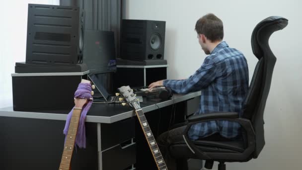Професійний музикант і звукорежисер композитор записує і грає на клавіатурі піаніно Midi на студії запису музики . — стокове відео