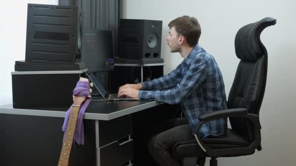Toningenieur Musikproduzent, der Poprock-Hits vor Monitoren und Laptop mixt und meistert. Konzept für Heimaufnahmestudios. — Stockvideo