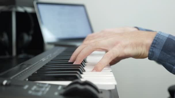 Reproductor de piano tocando en el teclado de piano midi en el estudio de grabación de música en casa. Manos tocando el piano . — Vídeos de Stock