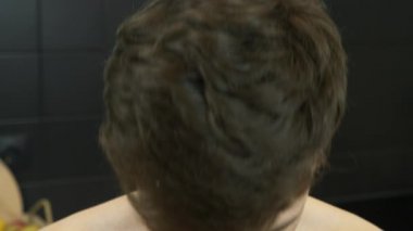 Siyah arka planda bıyıklı erkek yüzünü kapat. Komik bıyıklı genç bir adam kameraya bakıyor, çok yakından..