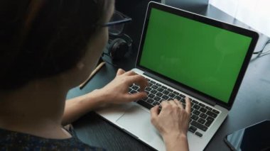 Ofiste dizüstü bilgisayarla çalışan bir kadın. Dizüstü bilgisayarda yazı yazan ve dokunmatik ped kullanan kadın eller. İş kadını laptopta sunum yapıyor, iş görüşmesine hazırlanıyor.