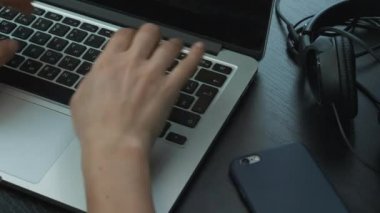 Ofiste dizüstü bilgisayarda çalışan bir kadın. Ofis işyerindeki dizüstü bilgisayarda klavye kullanan kadınların ellerini kapat. Klavyede yazan parmaklar