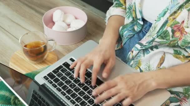 Feminino terminou para trabalhar no laptop em casa. Mulher fecha computador notebook e termina de trabalhar online. Mulher fazendo trabalho no local de trabalho remoto durante o auto-isolamento e quarentena pandêmica — Vídeo de Stock