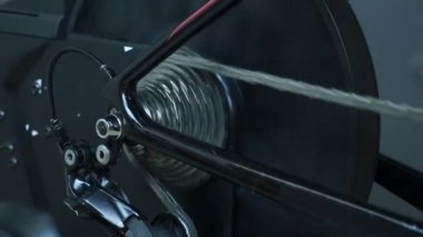 Yarış motoru sistemi ve durağan bisiklet eğitmeni. Kapalı alanda pedal çeviren akıllı bisiklet eğitmeni. Zincir, zincir, akıllı sabit bisiklet eğitimi. Bisiklet kavramı