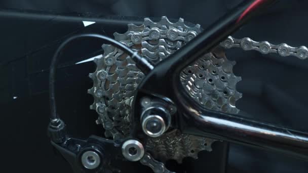 Close-up van ketting, ketting en achterfiets cassette van racefiets. Versnellingssysteem van de fiets. Fietsconcept — Stockvideo