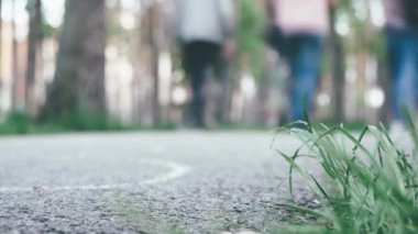 Parktaki insanlar, zaman aşımı, odaklanmamış görüntüler. İnsanlar parkta yürüyorlar.
