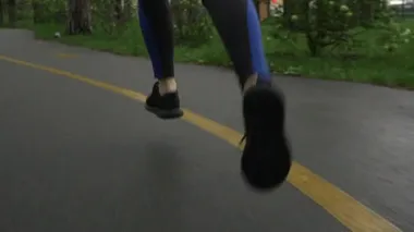 Kadın koşucular yağmurdan sonra ıslak patikada koşuyor. Kuşlarla çevrili. Yaklaş, takip et. Spor ayakkabılı bir atlet parkta koşuyor. Fitness kadını dışarı koşar.