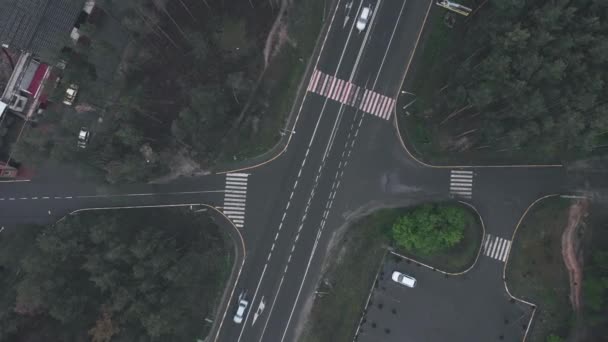 Autoroute moderne rapide avec circulation automobile, vue sur le dessus du drone. Carrefour de voiture de vue d'oiseau. Route de campagne en forêt. Vue aérienne par drone de la route avec des voitures en mouvement — Video