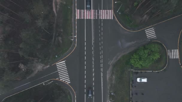 Αεροφωτογραφία του αυτοκινητόδρομου ταχύτητας. Κάτοψη σταυροδρόμι με αυτοκίνητα. Αυτοκινητόδρομος από τα μάτια του πουλιού — Αρχείο Βίντεο