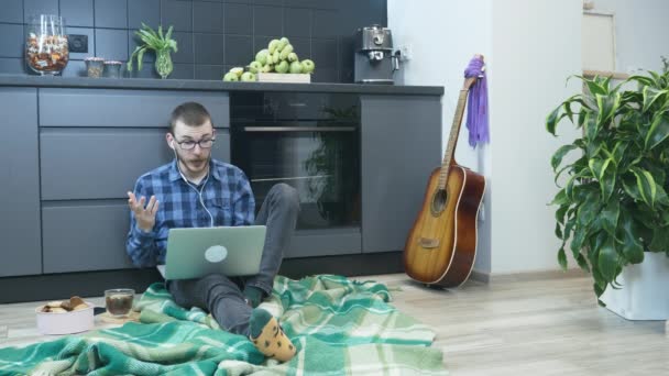 Videollamada grupal en línea del equipo de trabajo desde el lugar de trabajo durante el aislamiento personal. Hombre hablar por webcam. Los hombres hacen video llamadas aprendiendo entrenamientos en la computadora. Hombre en casa durante el brote de virus — Vídeos de Stock