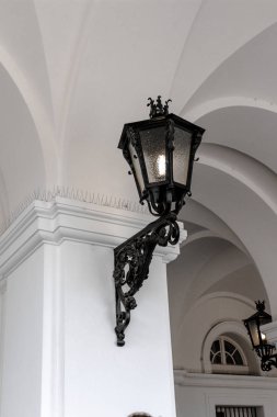 Eski bir binanın duvarında güzel bir fener yanıyor, antik mimari. Arkaplan, ekran koruyucu ya da kartpostal. Yalnızlık konsepti, sükunet. Seyahat ve güzel arazi.