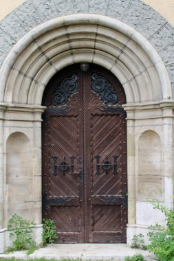 Avrupa 'da eski bir binada güzel kahverengi bir kapı. Turizm, yürüyüşler, tatiller, yeni yerler. Kartpostal, ekran koruyucu, arkaplan